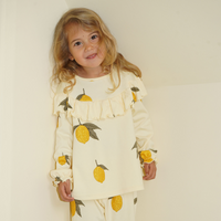 Natuurlijk wil je jouw dochter de leukste outfits aantrekken die ook comfortabel zitten. Met het malli shirt glitter mon grand lemon van Konges Slojd zit je goed! Dit prachtige bloesje zal ontzettend leuk staan bij je dochter én lekker zitten. De trui is namelijk gemaakt van 100% organisch GOTS katoen. VanZus