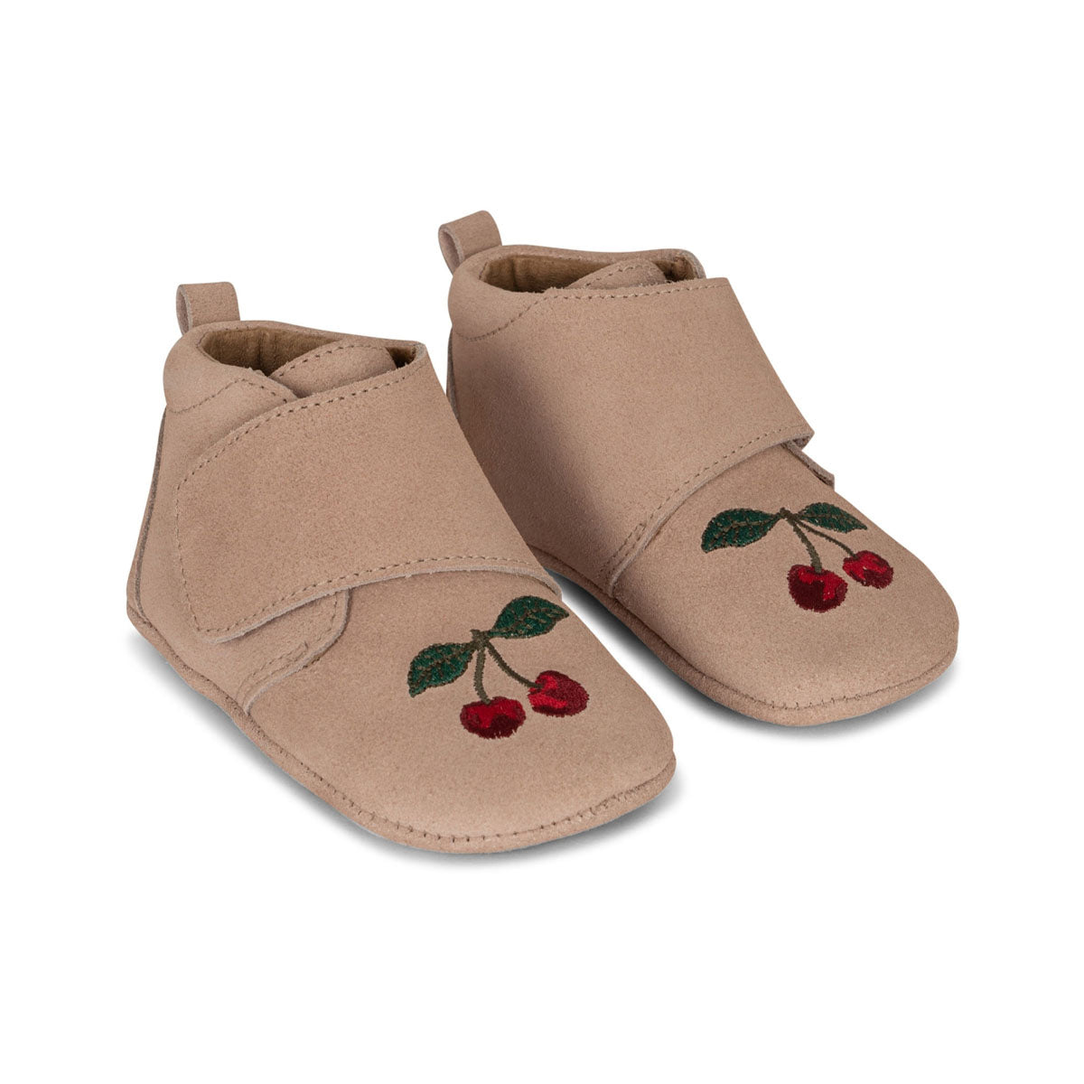 Als je op zoek bent naar fijne slofjes voor je kindje, dan zijn deze mamour footies cherry dusty pink van Konges Slojd ideaal! De slofjes houden de voetjes van je kindje binnenshuis heerlijk warm. En ze zien er ook nog eens superschattig uit. VanZus