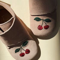 Als je op zoek bent naar fijne slofjes voor je kindje, dan zijn deze mamour footies cherry dusty pink van Konges Slojd ideaal! De slofjes houden de voetjes van je kindje binnenshuis heerlijk warm. En ze zien er ook nog eens superschattig uit. VanZus