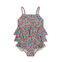 Met het Konges Slojd manuca frill badpak in rosie blue ben jij klaar voor de zomer! Dit leuke badpak is gemaakt voor zonnige dagen en veel waterpret.Het vrolijkgekleurde badpak met schattig bloemenmotief is perfect voor een uitje naar het strand of waterpret in het zwembad. VanZus