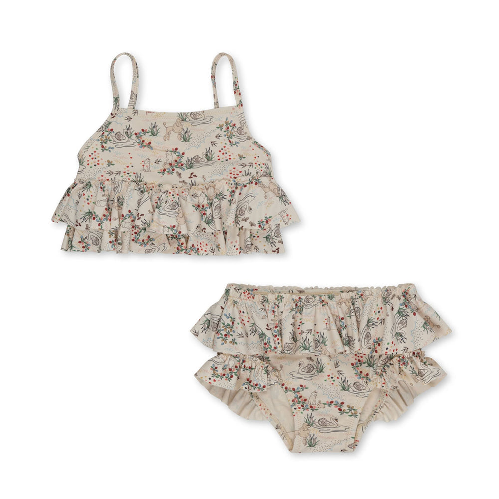 Met de Konges Slojd manuca frill bikini in mizumi ben jij klaar voor de zomer! Deze leuke bikini is gemaakt voor zonnige dagen en veel waterpret.De crèmekleurige bikini met schattige zwanenprint is perfect voor een uitje naar het strand of waterpret in het zwembad. VanZus