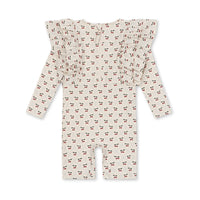 Met de Konges Slojd manuca frill onesie in cherry motif is jouw kindje helemaal klaar voor de zomer! Deze leuke onesie is gemaakt voor zonnige dagen en veel waterpret.De crèmekleurige onesie met schattige kersjes is perfect voor een uitje naar het strand of waterpret in het zwembad. VanZus