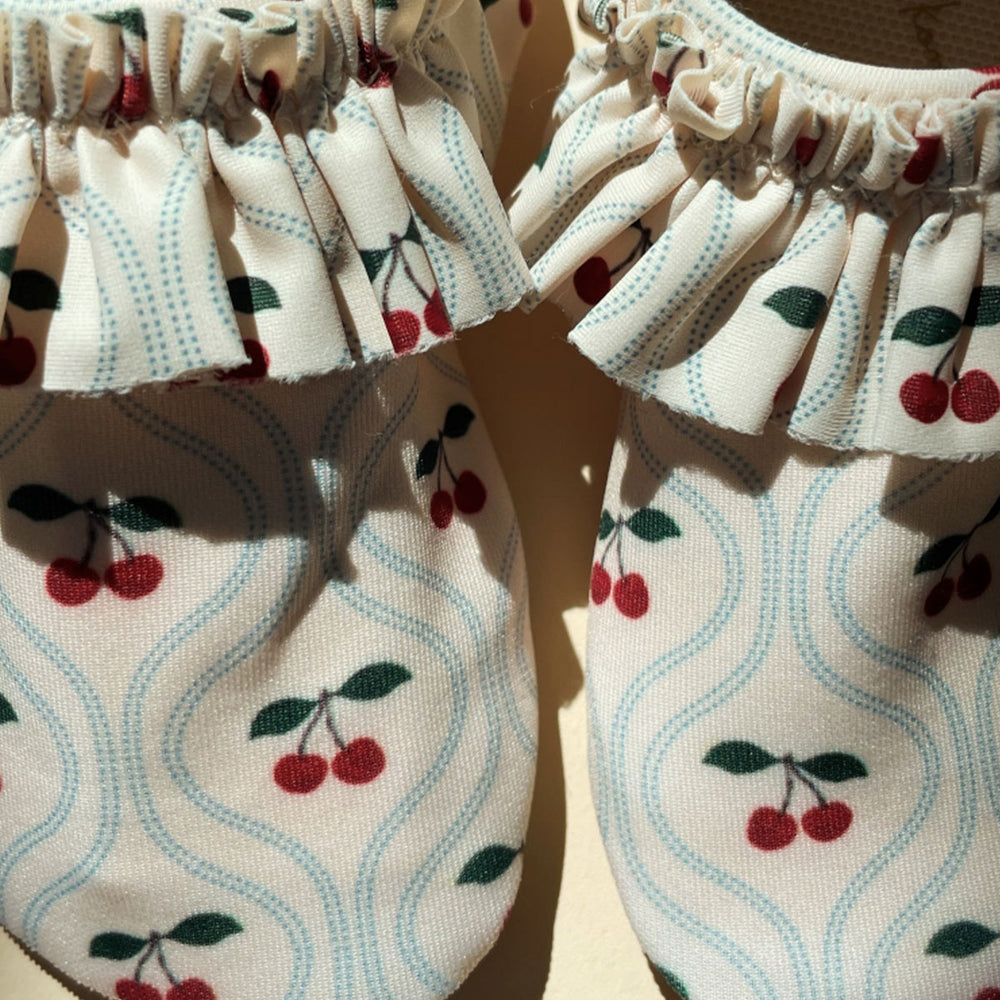 De perfecte zwemschoentjes voor deze zomer! Deze Konges Slojd manuca frill zwemschoenen in cherry motif beschermen de voetjes van je kleintje op het strand of in het zwembad. VanZus