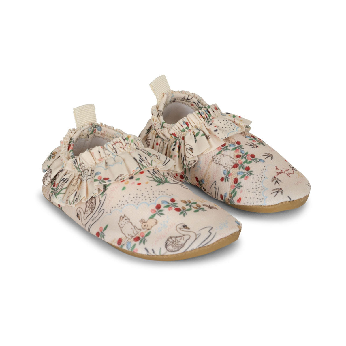 De perfecte zwemschoentjes voor deze zomer! Deze Konges Slojd manuca frill zwemschoenen in mizumi beschermen de voetjes van je kleintje op het strand of in het zwembad. De leuke waterschoenen voor kinderen zijn gemaakt van 95% polyester en 5% elastaan. VanZus