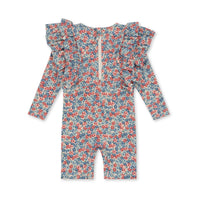 Met de Konges Slojd manuca frill onesie in rosie blue is jouw kindje helemaal klaar voor de zomer! Deze leuke onesie is gemaakt voor zonnige dagen en veel waterpret.De vrolijkgekleurde onesie met schattige bloemenprint is perfect voor een uitje naar het strand of waterpret in het zwembad. VanZus