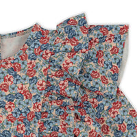 Met de Konges Slojd manuca frill onesie in rosie blue is jouw kindje helemaal klaar voor de zomer! Deze leuke onesie is gemaakt voor zonnige dagen en veel waterpret.De vrolijkgekleurde onesie met schattige bloemenprint is perfect voor een uitje naar het strand of waterpret in het zwembad. VanZus