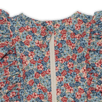 Met de Konges Slojd manuca frill onesie in rosie blue is jouw kindje helemaal klaar voor de zomer! Deze leuke onesie is gemaakt voor zonnige dagen en veel waterpret.De vrolijkgekleurde onesie met schattige bloemenprint is perfect voor een uitje naar het strand of waterpret in het zwembad. VanZus