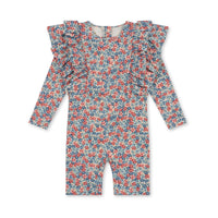 Met de Konges Slojd manuca frill onesie in rosie blue is jouw kindje helemaal klaar voor de zomer! Deze leuke onesie is gemaakt voor zonnige dagen en veel waterpret.De vrolijkgekleurde onesie met schattige bloemenprint is perfect voor een uitje naar het strand of waterpret in het zwembad. VanZus