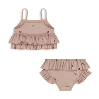 Met de Konges Slojd manuca frill bikini cherry blush is jouw kleintje helemaal klaar voor de zomer! Deze leuke bikini is gemaakt voor zonnige dagen en veel waterpret. De roze bikini met schattige kersjes is perfect voor een uitje naar het strand of waterpret in het zwembad. De fijne en comfortabele stof is gemaakt van 80% polyester en 20% elastaan. VanZus