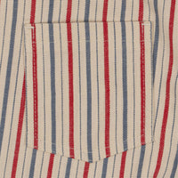 Hoe schattig is deze hippe marlon tuinbroek in de print antique stripe van Konges Slojd?! Het tuinpakje heeft korte pijpjes en is voorzien van een mooie print van gekleurde verticale strepen in rood en blauw voor een vintage look. VanZus