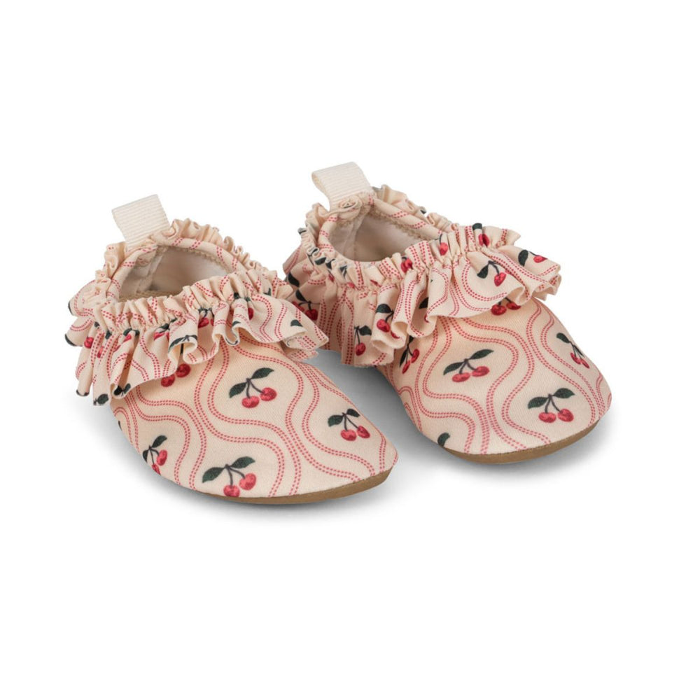 De Konges Slojd merle frill zwemschoenen in cherry pink motif zijn perfect voor avontuurlijke dagen aan het water. Deze comfortabele zwemschoenen zijn gemaakt van hoogwaardig polyester en elastaan. De zwemschoenen zijn ideaal voor het strand, zwembad of tijdens het spelen in de zee. VanZus