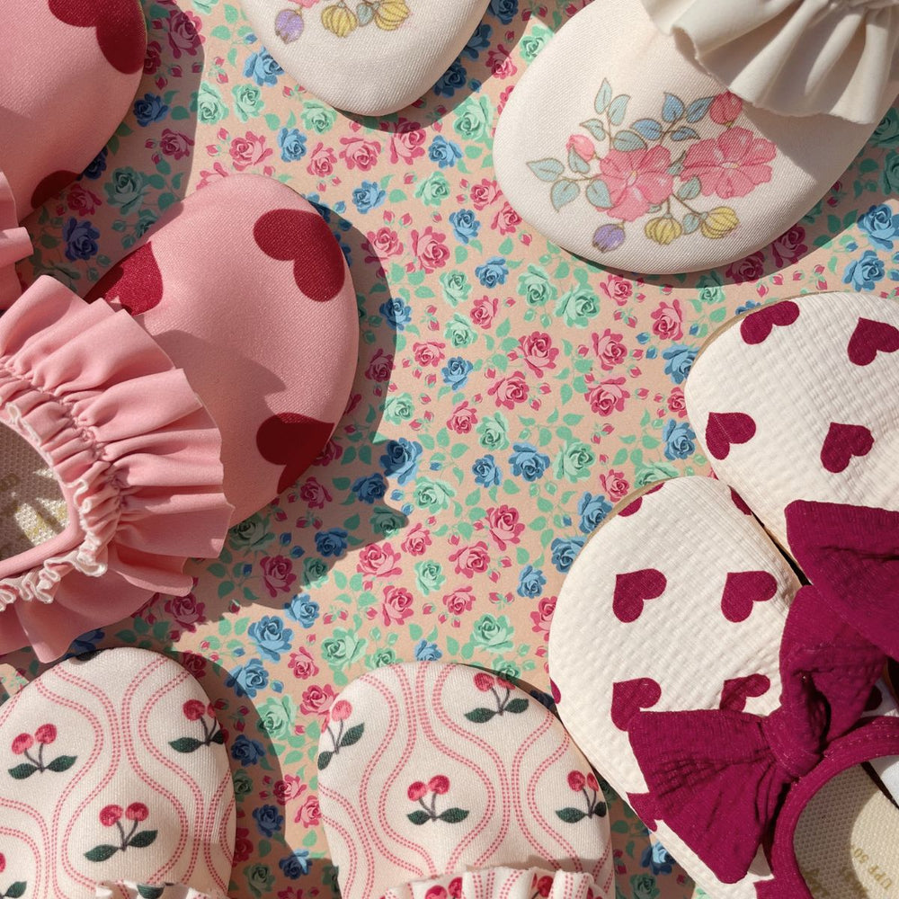 De Konges Slojd merle frill zwemschoenen in cherry pink motif zijn perfect voor avontuurlijke dagen aan het water. Deze comfortabele zwemschoenen zijn gemaakt van hoogwaardig polyester en elastaan. De zwemschoenen zijn ideaal voor het strand, zwembad of tijdens het spelen in de zee. VanZus