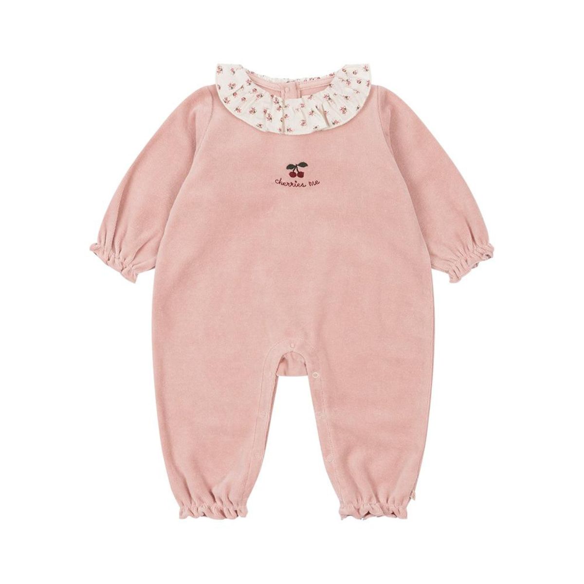 De miffa ruches onesie in mellow rose van Konges Slojd is gemaakt van zacht, biologisch katoen en biedt comfort en stijl voor je baby. Met een schattig kraagje en geborduurd kersje. VanZus