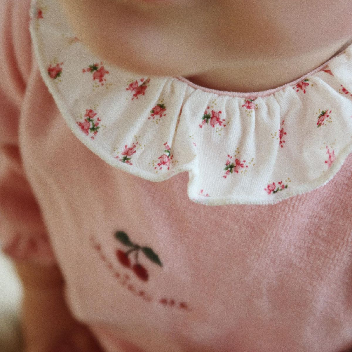 De miffa ruches onesie in mellow rose van Konges Slojd is gemaakt van zacht, biologisch katoen en biedt comfort en stijl voor je baby. Met een schattig kraagje en geborduurd kersje. VanZus