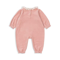 De miffa ruches onesie in mellow rose van Konges Slojd is gemaakt van zacht, biologisch katoen en biedt comfort en stijl voor je baby. Met een schattig kraagje en geborduurd kersje. VanZus