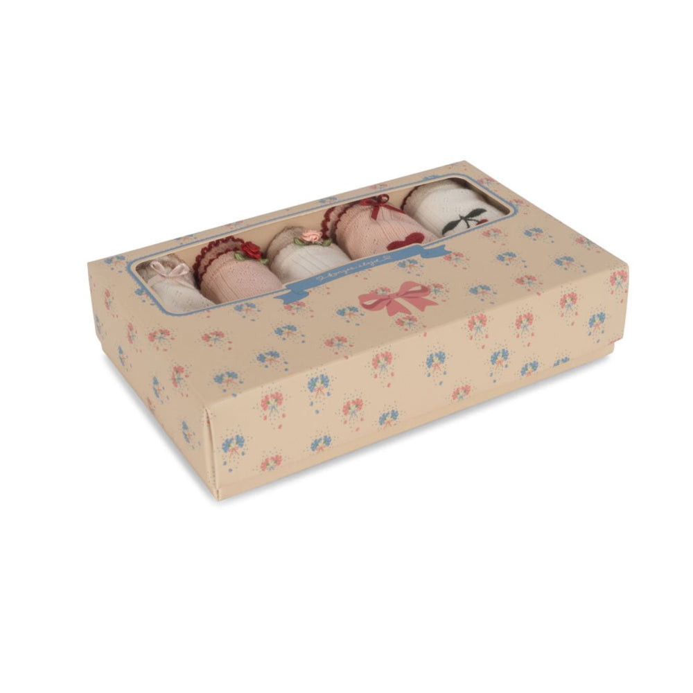 Konges Slojd minna 5-pack onderbroeken in rose/white mix biedt comfort en stijl voor je kleintje. Gemaakt van GOTS-gecertificeerd biologisch katoen in vrolijke kleuren. VanZus