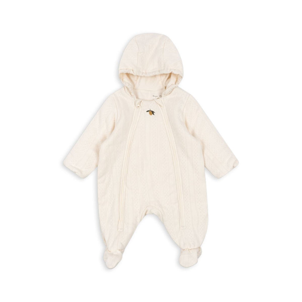 De Konges Slojd minna padded onesie in de kleur antique white is gemaakt van 100% biologisch katoen en biedt comfort en stijl voor je baby. Met handige drukknopen voor het eenvoudig verschonen. VanZus