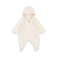 De Konges Slojd minna padded onesie in de kleur antique white is gemaakt van 100% biologisch katoen en biedt comfort en stijl voor je baby. Met handige drukknopen voor het eenvoudig verschonen. VanZus