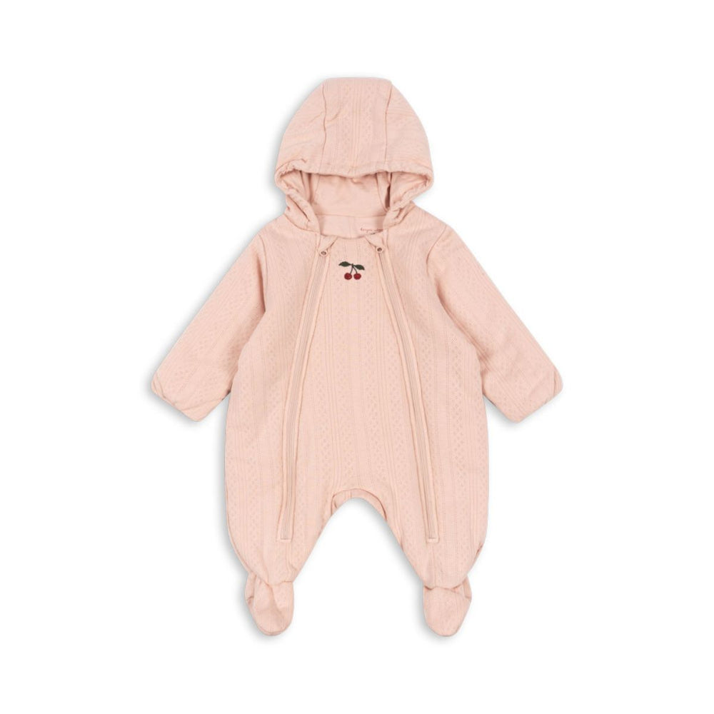 De Konges Slojd minna padded onesie cameo rose is perfect voor jouw kleintje. Gemaakt van biologisch katoen, biedt deze schattige onesie warmte en comfort. Met handige drukknoopjes. VanZus