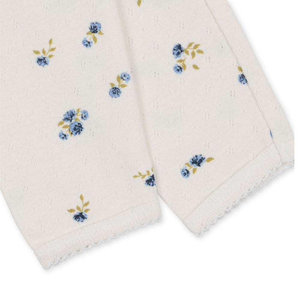 Ben je op zoek naar een heerlijk zachte broek voor jouw newborn kleintje? Dan is deze mini newborn broek bonderose blue van Konges Slojd zeker een must have voor in de kledingkast! Dit is een heerlijke broek die je op verschillende manieren kan combineren. VanZus