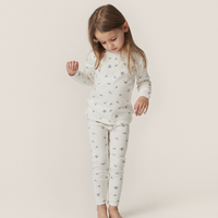 Ben je op zoek naar een heerlijk zachte broek voor jouw kleine spruit? Dan is deze mini broek bonderose blue van Konges Slojd zeker een must have voor in de kledingkast! Dit is een heerlijke broek die je op verschillende manieren kan combineren. VanZus