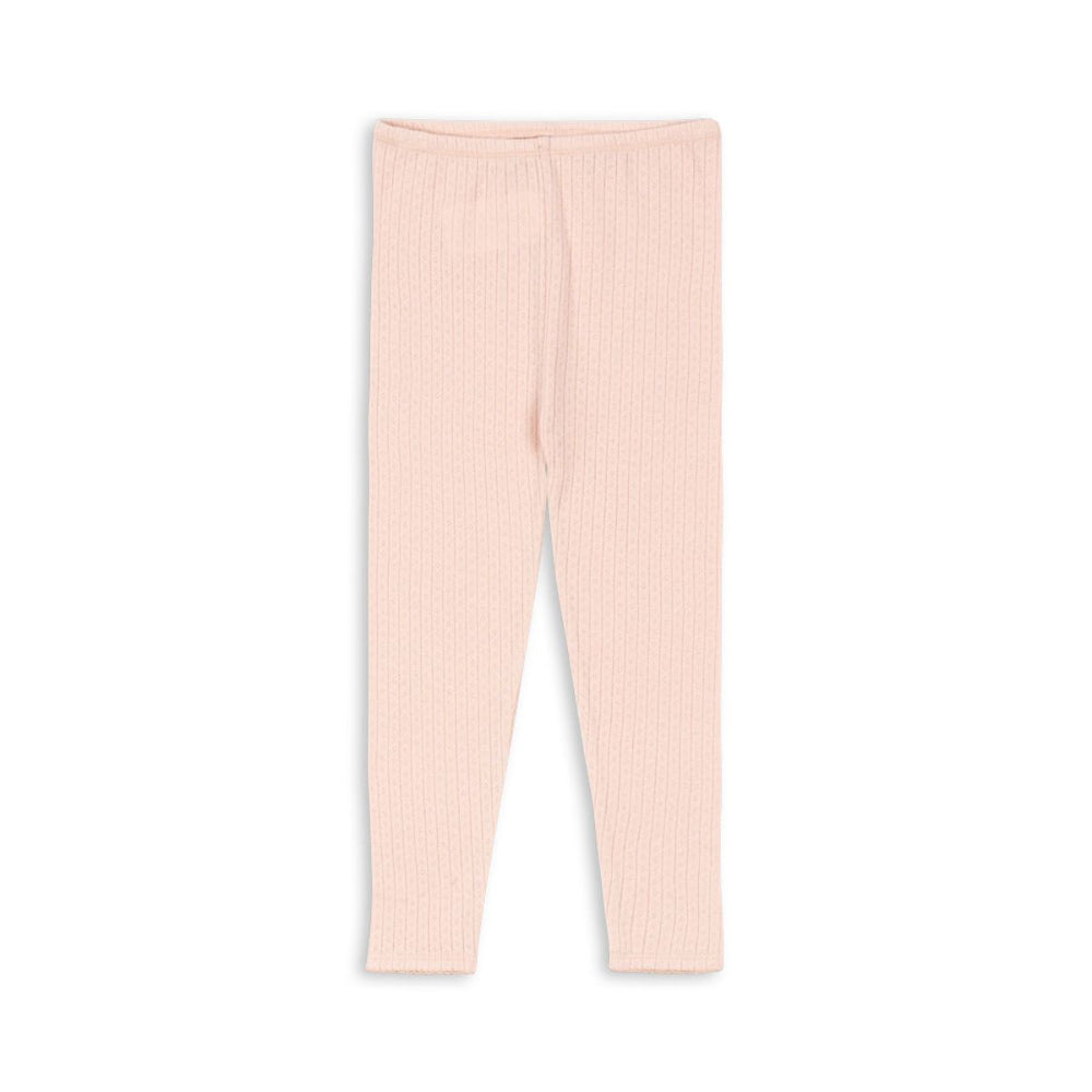 De Konges Slojd minnie broek cameo rose is een schattige en comfortabele broek voor je kleintje. Gemaakt van 100% biologisch katoen, is deze roze broek perfect voor de tere babyhuid. Met een mooie oudroze kleur en een schattig pointelle design, is deze broek een echte eyecatcher! VanZus