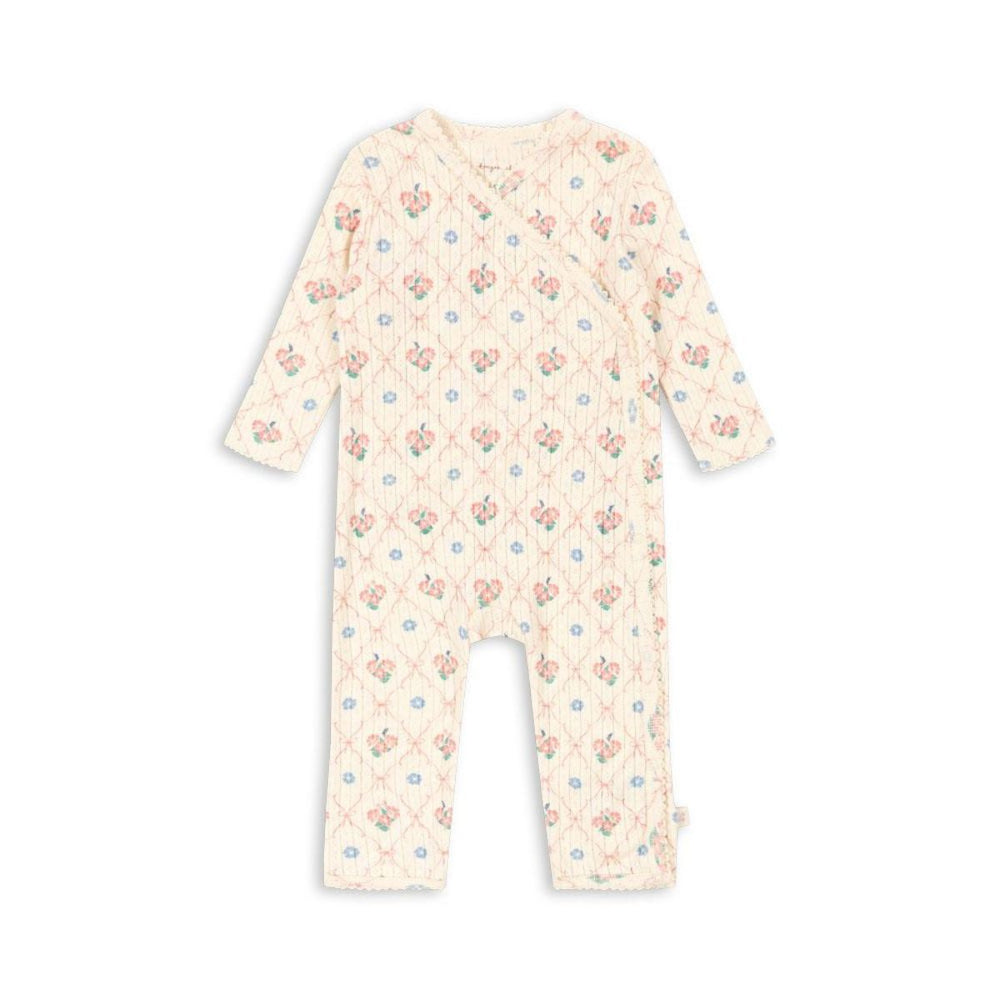 De Konges Slojd minnie newborn onesie in fleur decor-print is perfect voor je pasgeboren kindje. Gemaakt van zacht, biologisch katoen met handige drukknopen voor makkelijk verschonen. Ideaal voor elke dag! VanZus