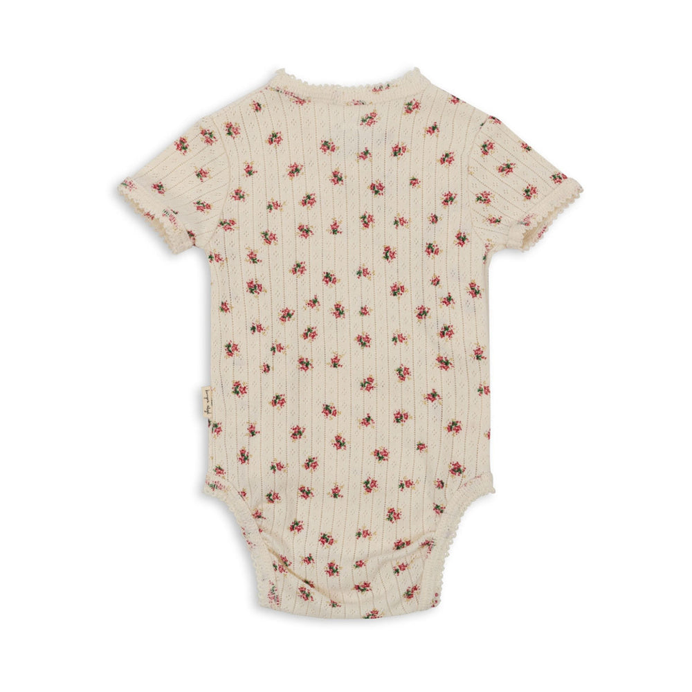 Ben je op zoek naar een heerlijk zachte romper voor jouw newborn? Dan is deze minnie newborn romper met korte mouwen met de schattige print bloomie van Konges Slojd zeker een must have voor in de kledingkast! De romper heeft een handig overslagmodel en drukknoopjes aan de zij- en onderkant.