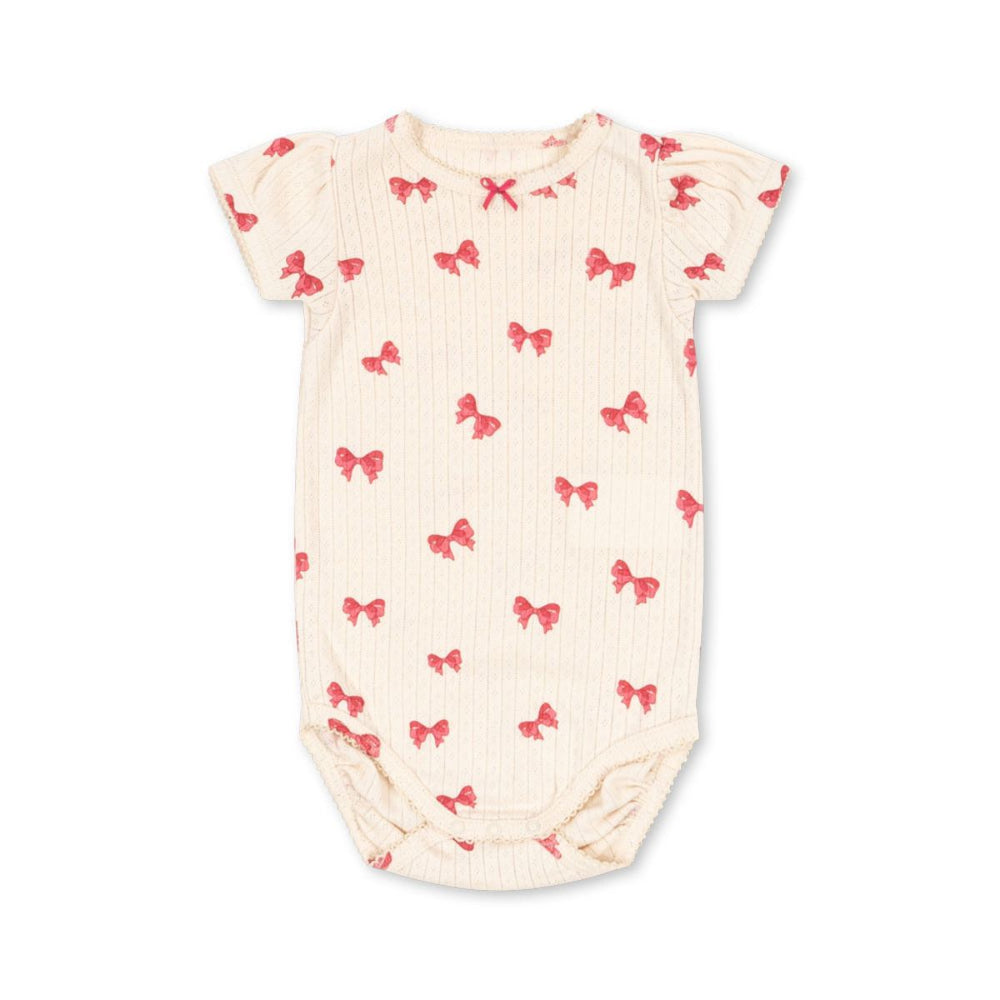 Ben je op zoek naar een schattig en fijn rompertje voor jouw kleintje? Dan is dit minnie puff sleeve rompertje in de variant rosie sorbet van het merk Konges Slojd waarschijnlijk een hele goede match! VanZus