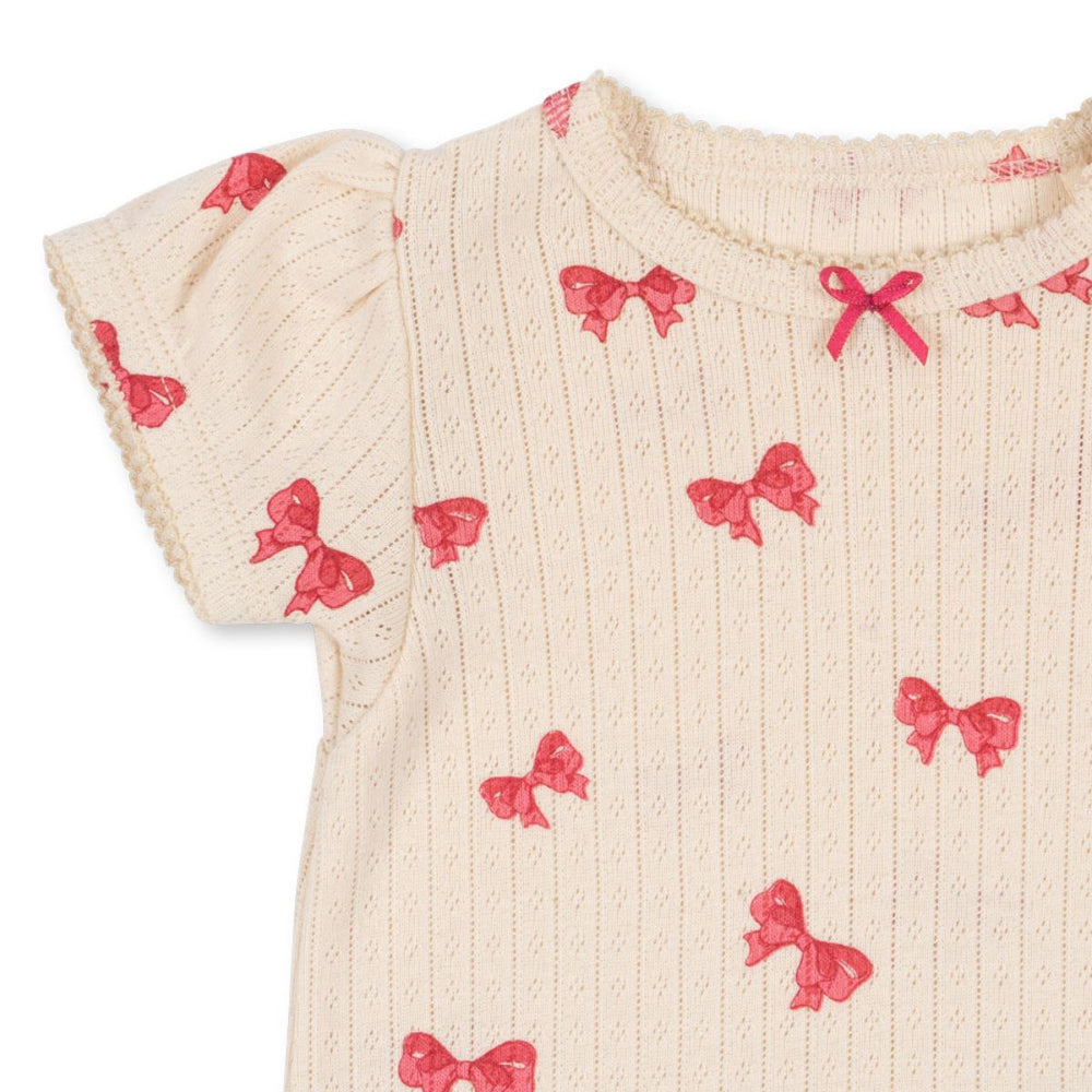 Ben je op zoek naar een schattig en fijn rompertje voor jouw kleintje? Dan is dit minnie puff sleeve rompertje in de variant rosie sorbet van het merk Konges Slojd waarschijnlijk een hele goede match! VanZus
