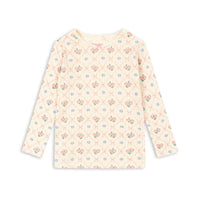 Een fijn, basic shirt dat er ook nog eens geweldig uitziet?! Dat is dit minnie shirt in de variant fleur decor van het merk Konges Slojd. Dit shirt is voorzien van een hele schattige print en zit lekker comfortabel. Het is het ideale shirtje om leuke outfits mee samen te stellen! VanZus