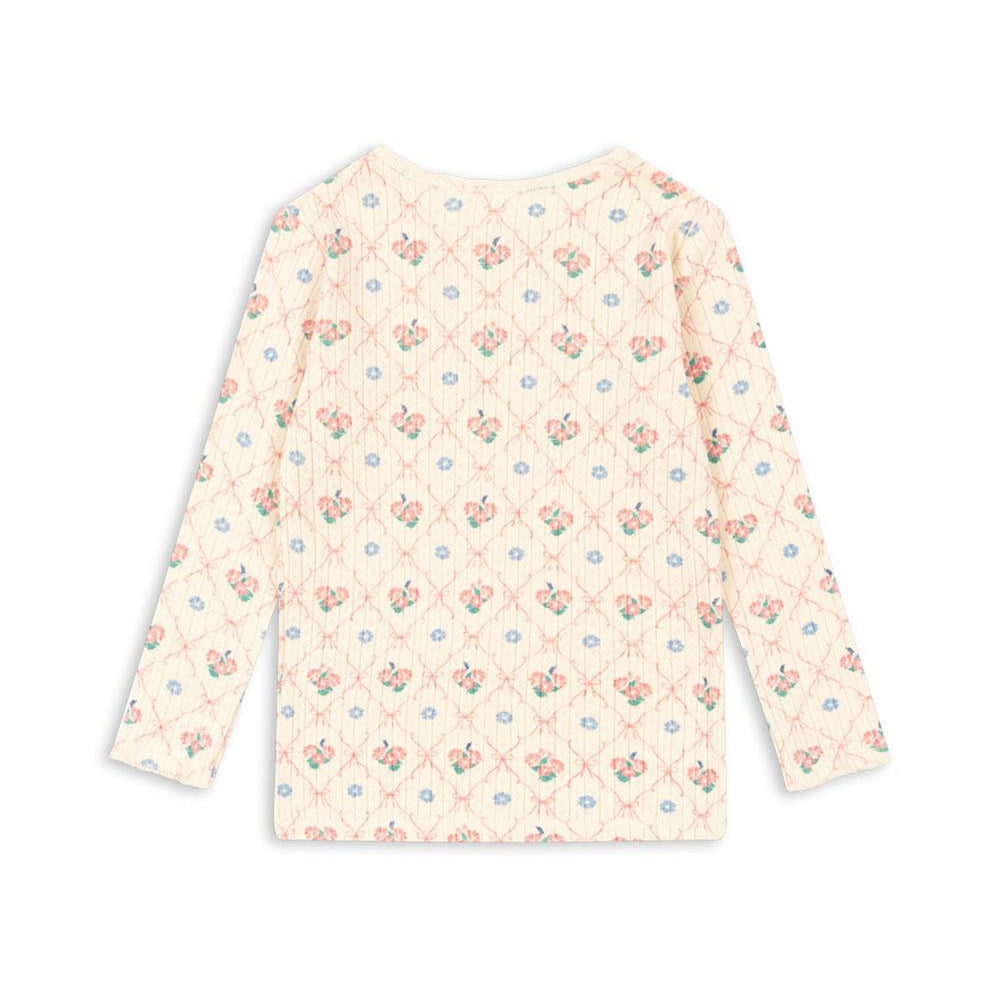 Een fijn, basic shirt dat er ook nog eens geweldig uitziet?! Dat is dit minnie shirt in de variant fleur decor van het merk Konges Slojd. Dit shirt is voorzien van een hele schattige print en zit lekker comfortabel. Het is het ideale shirtje om leuke outfits mee samen te stellen! VanZus