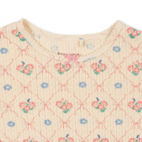 Een fijn, basic shirt dat er ook nog eens geweldig uitziet?! Dat is dit minnie shirt in de variant fleur decor van het merk Konges Slojd. Dit shirt is voorzien van een hele schattige print en zit lekker comfortabel. Het is het ideale shirtje om leuke outfits mee samen te stellen! VanZus