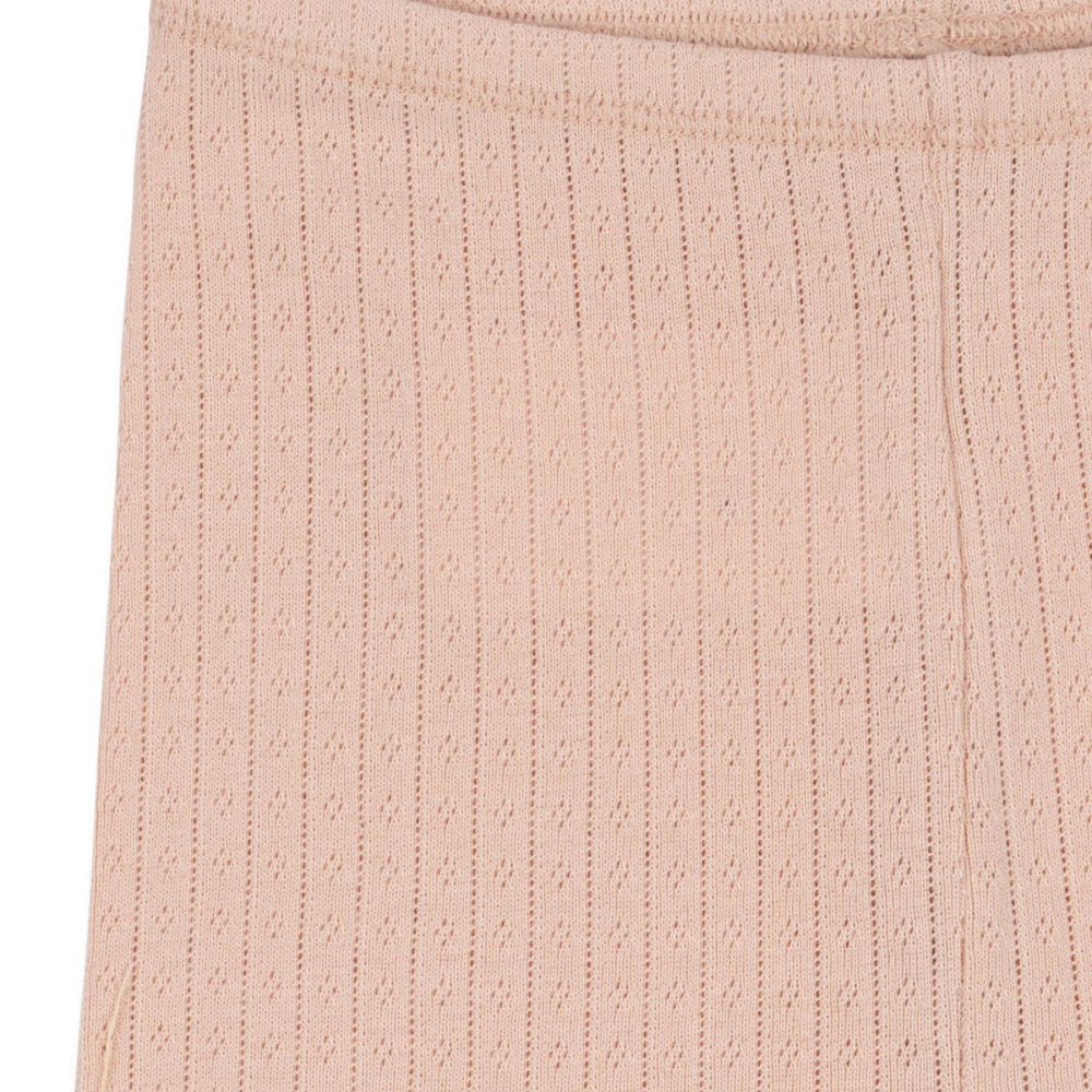 Wat een heerlijk, comfortabel broekje is dit. De minnie korte legging in de variant cameo rose van Konges Slojd heeft het model van een fietsbroekje of korte legging en heeft een mooie, oudroze kleur. VanZus