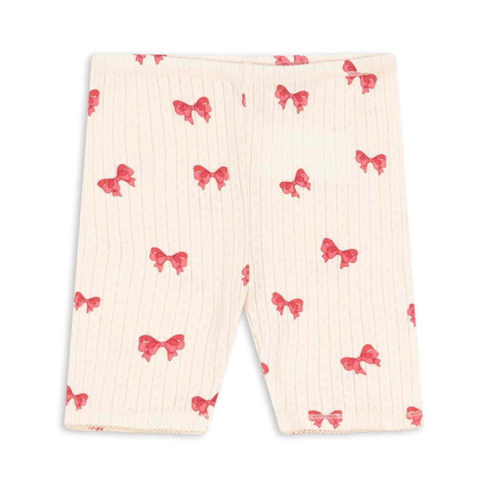 Wat een heerlijk, comfortabel broekje is dit. De minnie korte legging in de variant rosia bow van Konges Slojd heeft het model van een fietsbroekje of korte legging en heeft een witte kleur en een schattige roze print van strikjes. VanZus