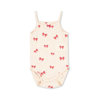 Zeg nu zelf, dit basic strap rompertje in de kleur rosia bow van het merk Konges Slojd is toch ontzettend lief?! Ideaal voor de warmere zomermaanden! Dit schattige rompertje, in een mooie witte kleur en met lieve print, biedt ultiem comfort en bewegingsvrijheid. VanZus
