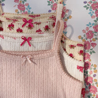 Zeg nu zelf, dit basic strap rompertje in de kleur rosia bow van het merk Konges Slojd is toch ontzettend lief?! Ideaal voor de warmere zomermaanden! Dit schattige rompertje, in een mooie witte kleur en met lieve print, biedt ultiem comfort en bewegingsvrijheid. VanZus