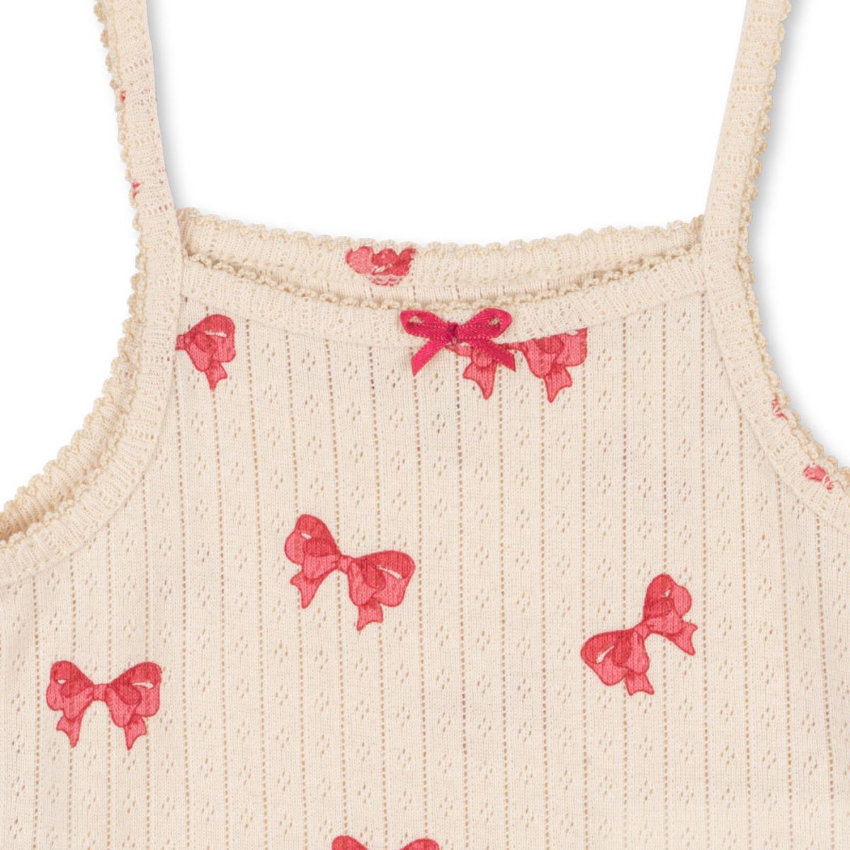 Zeg nu zelf, dit basic strap rompertje in de kleur rosia bow van het merk Konges Slojd is toch ontzettend lief?! Ideaal voor de warmere zomermaanden! Dit schattige rompertje, in een mooie witte kleur en met lieve print, biedt ultiem comfort en bewegingsvrijheid. VanZus