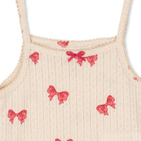 Zeg nu zelf, dit basic strap rompertje in de kleur rosia bow van het merk Konges Slojd is toch ontzettend lief?! Ideaal voor de warmere zomermaanden! Dit schattige rompertje, in een mooie witte kleur en met lieve print, biedt ultiem comfort en bewegingsvrijheid. VanZus