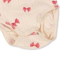Zeg nu zelf, dit basic strap rompertje in de kleur rosia bow van het merk Konges Slojd is toch ontzettend lief?! Ideaal voor de warmere zomermaanden! Dit schattige rompertje, in een mooie witte kleur en met lieve print, biedt ultiem comfort en bewegingsvrijheid. VanZus