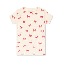 Ben je op zoek naar een mooi shirtje voor je kind? Dan is dit schattige Konges Slojd minnie t-shirt in de variant rosia bow een must have voor in de kledingkast van je lieveling. Dit shirt zit namelijk niet alleen super comfortabel, maar ziet er ook leuk uit! VanZus
