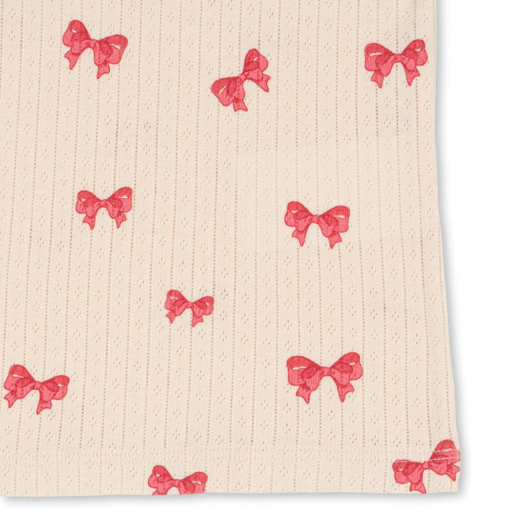 Ben je op zoek naar een mooi shirtje voor je kind? Dan is dit schattige Konges Slojd minnie t-shirt in de variant rosia bow een must have voor in de kledingkast van je lieveling. Dit shirt zit namelijk niet alleen super comfortabel, maar ziet er ook leuk uit! VanZus