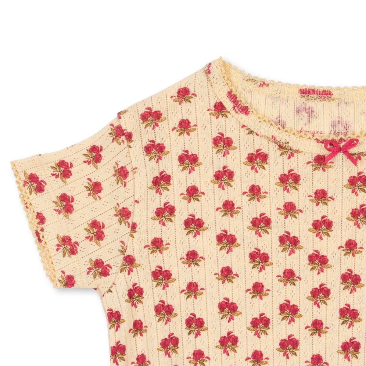 Ben je op zoek naar een mooi shirtje voor je kind? Dan is dit schattige Konges Slojd minnie t-shirt in de variant rosie sorbet een must have voor in de kledingkast van je lieveling. Dit shirt zit namelijk niet alleen super comfortabel, maar ziet er ook leuk uit! VanZus