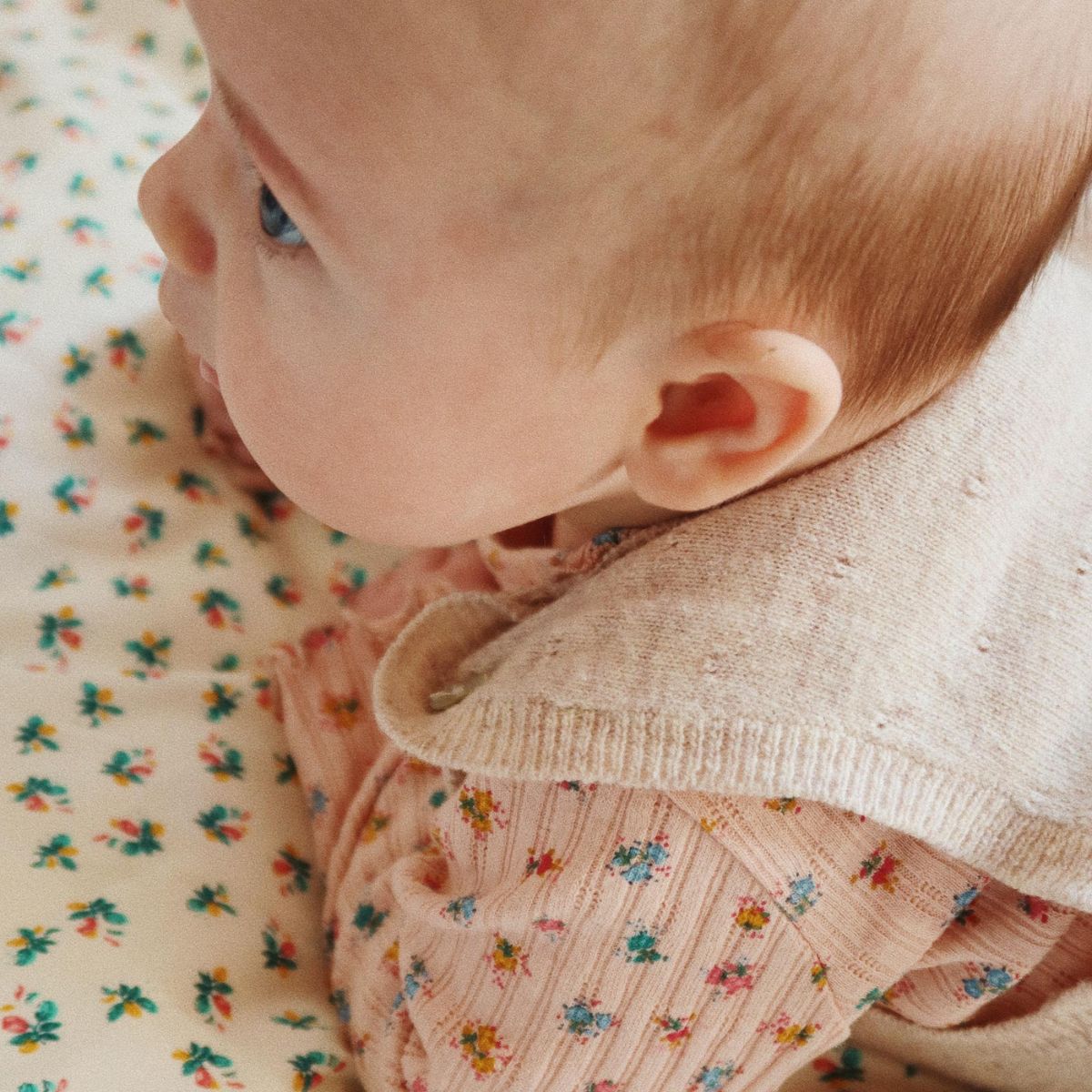 De Konges Slojd mino gebreide onesie in off white melange is een stijlvolle en comfortabele keuze voor je kleintje. Gemaakt van biologisch katoen met een speelse pointelle structuur, ideaal voor elke gelegenheid. VanZus