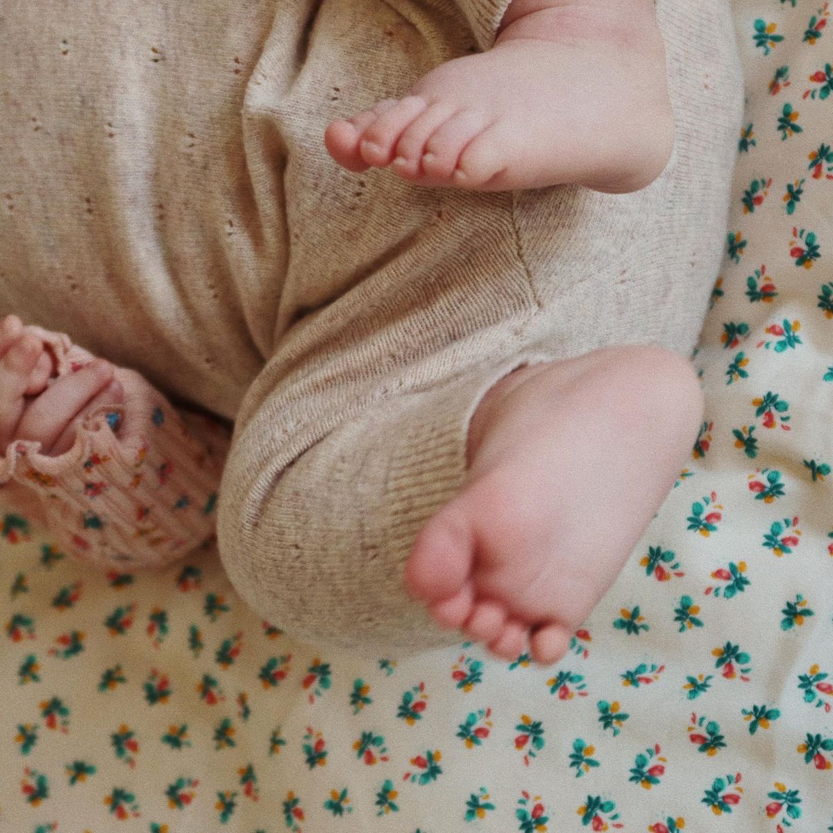 De Konges Slojd mino gebreide onesie in off white melange is een stijlvolle en comfortabele keuze voor je kleintje. Gemaakt van biologisch katoen met een speelse pointelle structuur, ideaal voor elke gelegenheid. VanZus