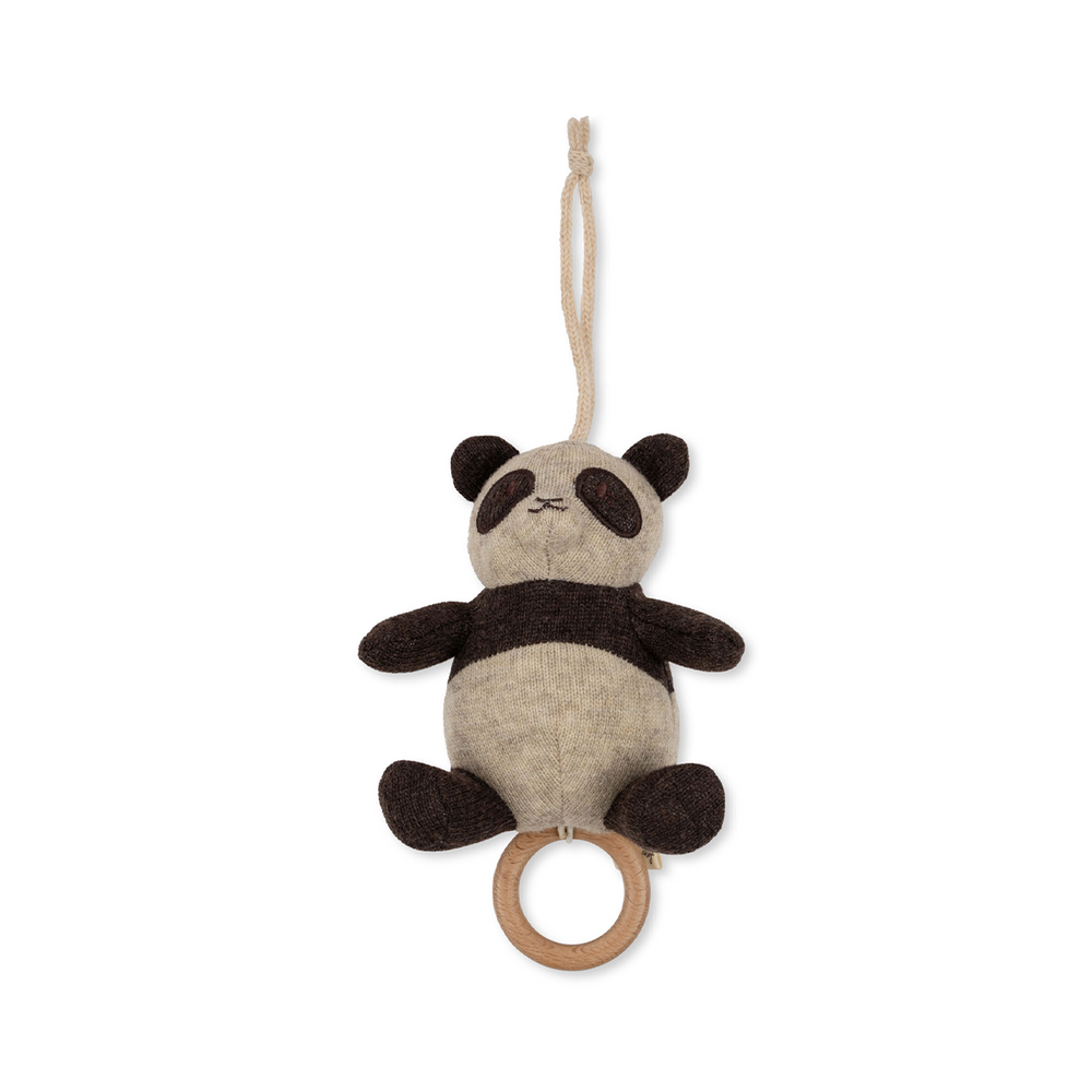 Deze superschattige panda brown muziekhanger is een echte blikvanger in de box, in de babykamer of aan het wiegje. De schattige panda muziekhanger van Konges Slojd is niet alleen leuk om te zien, de hanger is ook heerlijk zacht én speelt muziek wanneer je aan het koord trekt. VanZus
