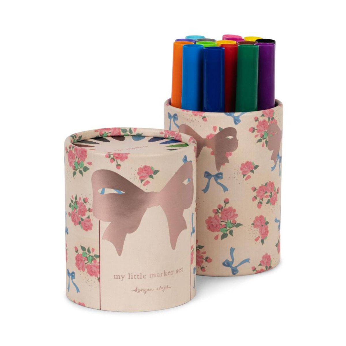Met deze leuke my little stiftenset flower van het merk Konges Slojd is de ideale stiftenset om lekker mee te kleuren en creatief bezig te zijn. De stiften zitten in een handige koker met een schattige print van bloemen, helemaal in de Konges Slojd stijl dus! VanZus