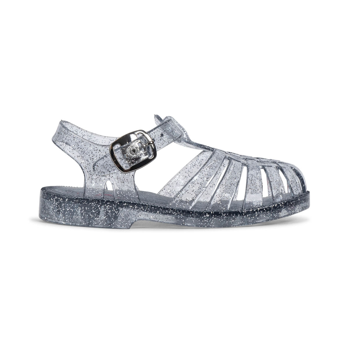 Sparkle maar met de nea waterschoenen glitter mist van Konges Slojd!  Met deze grijze waterschoenen met glitter val je op! De waterschoentjes sluiten met een drukknoop en een gesp en zijn hierdoor goed verstelbaar. De onderzijde van de waterschoenen is voorzien van reliëf voor extra grip.  