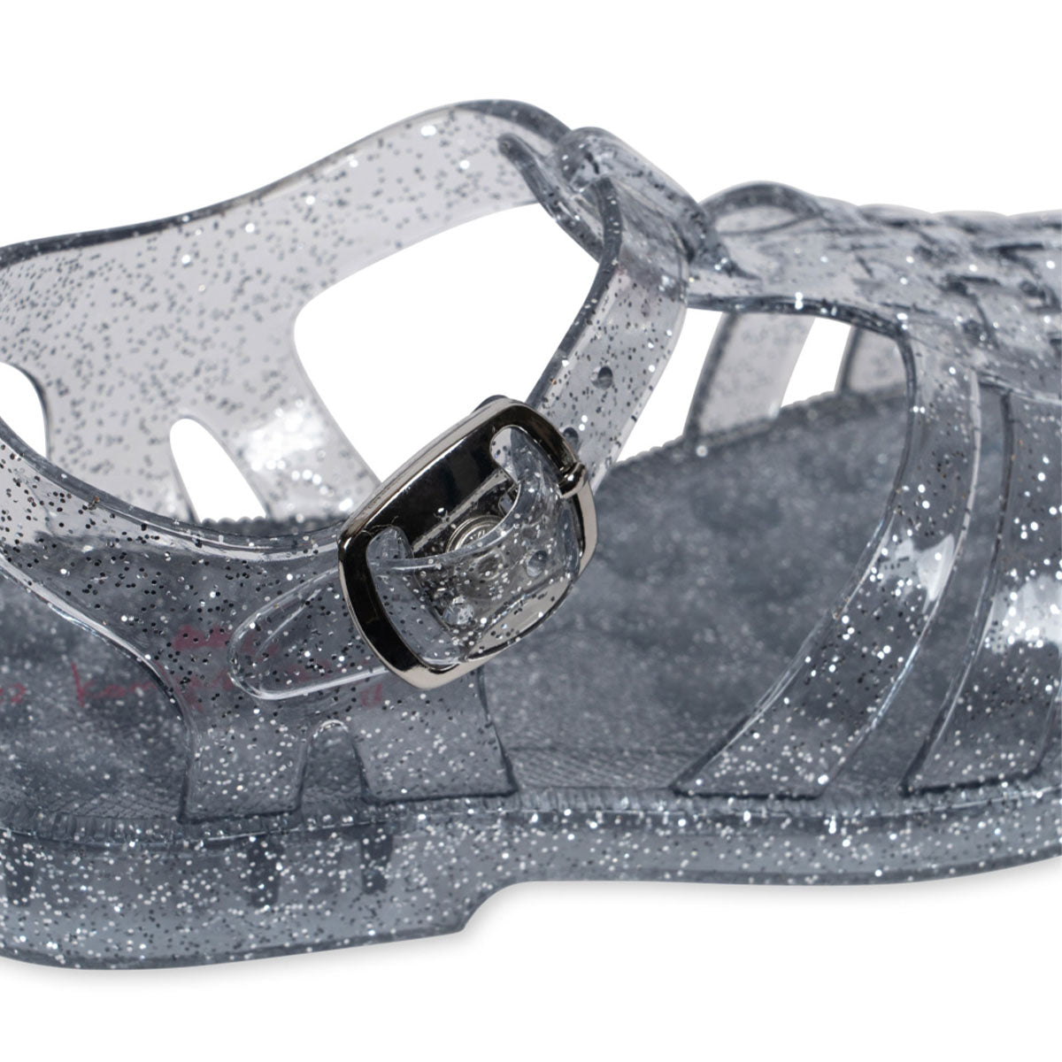 Sparkle maar met de nea waterschoenen glitter mist van Konges Slojd!  Met deze grijze waterschoenen met glitter val je op! De waterschoentjes sluiten met een drukknoop en een gesp en zijn hierdoor goed verstelbaar. De onderzijde van de waterschoenen is voorzien van reliëf voor extra grip.  