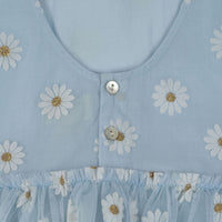De jurk nelly marguerit van Konges Slojd is gemaakt van tule en bezaaid met witte bloemen.  Dit schattige jurkje in mooi lichtblauw is perfect voor de lente of de zomer! De witte madeliefjes op de jurk geven de jurk een heerlijke uitstraling. Zeker in combinatie met het tule en de pastelblauwe kleur.  VanZus
